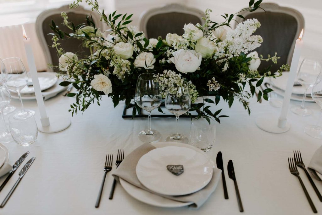 details decoration florale vaiselle table des invites