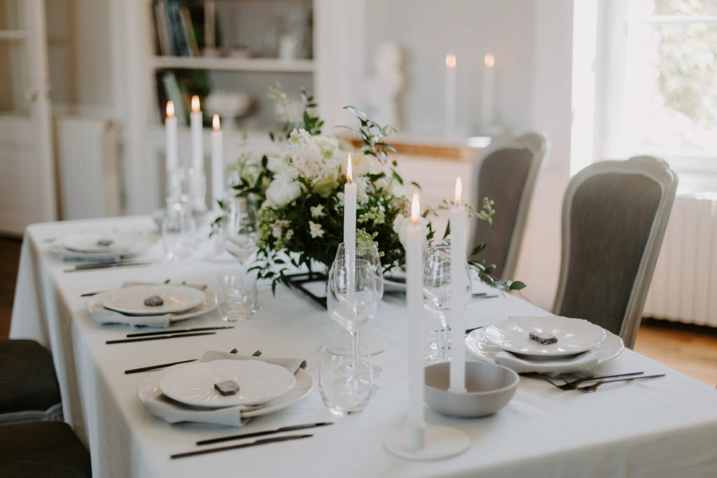 table des invites decoration florale vaiselle mariage epure