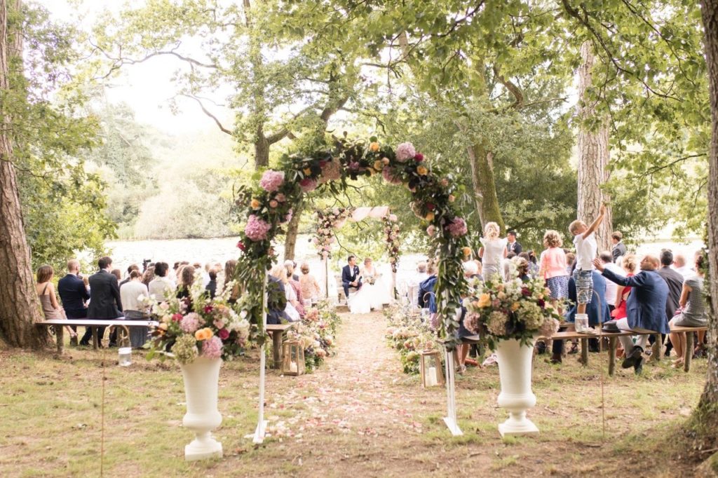 mariage romantique ceremonie laique lieu de reception arche florale fleurs dallees loire atlantique chateau du pordor