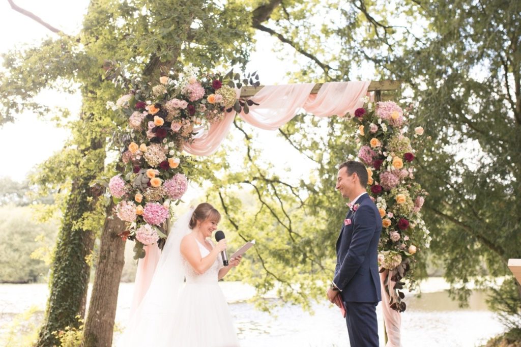 mariage romantique ceremonie laique arche florale robe de mariee voile bouquet de fleurs costume sur mesure chateau du pordor loire atlantique