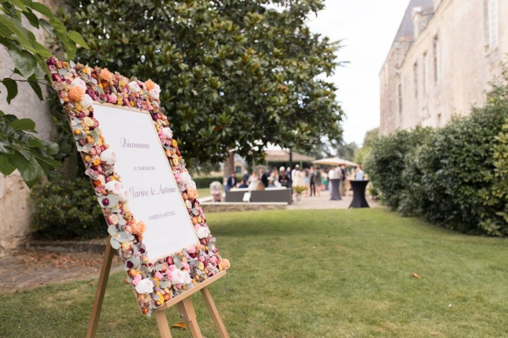 mariage romantique loire atlantique chateau du pordor decoration florale panneau de bienvenue lieu de reception