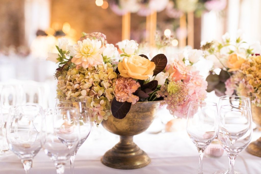 mariage romantique decoration de table bouquet de fleurs vaisselle ancienne chateau du pordor loire atlantique lieu de reception