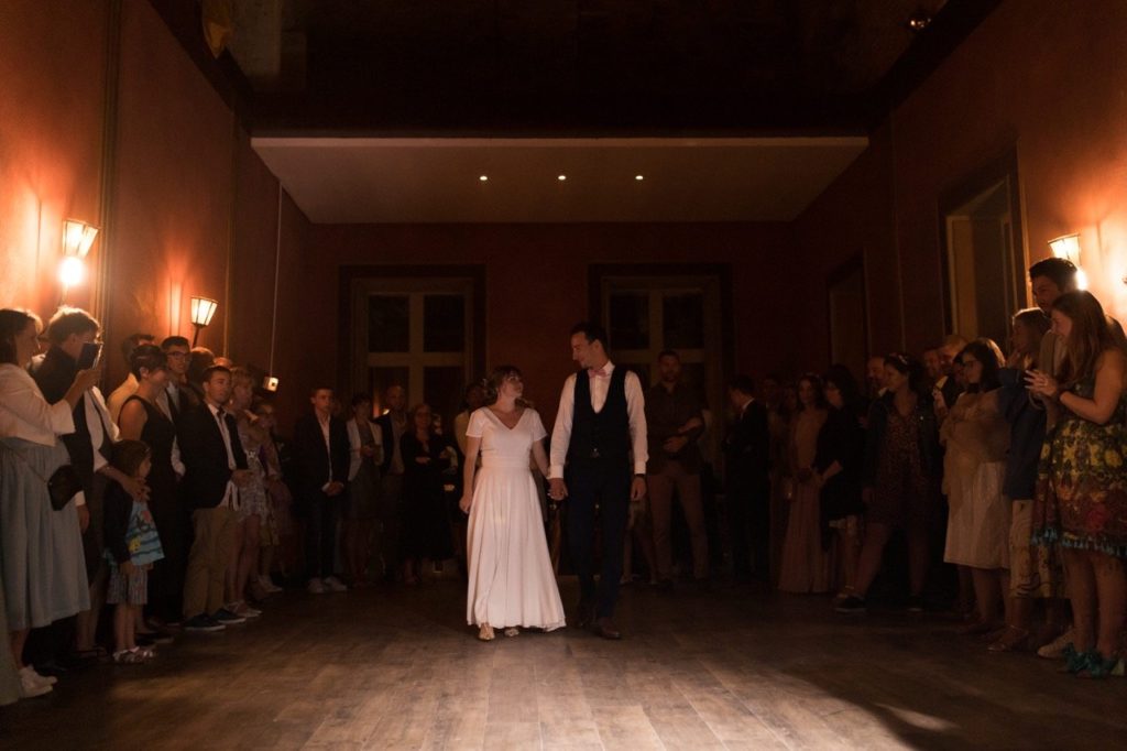 mariage romantique lieu de reception salle de danse premiere danse robe de mariee chateau du pordor loire altlantique