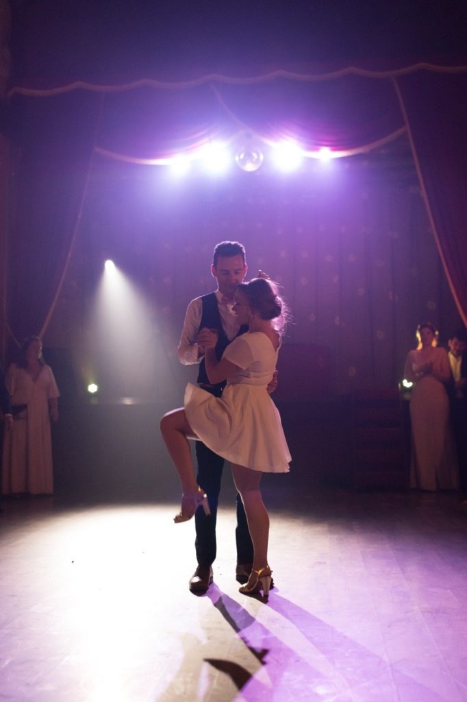 robe de mariee courte mariage romantique loire atlantique chateau du porodor lieu de recpetion salle de danse salsa premiere danse