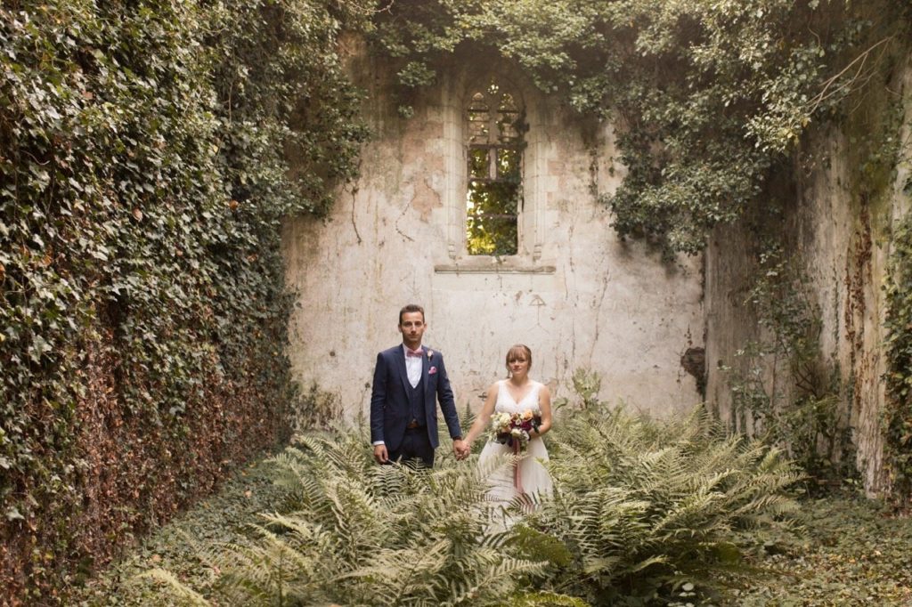 mariage romantique loire atlantique chateau du pordor photo de couple vegetation nature robe de mariee bouquet costume sur mesure