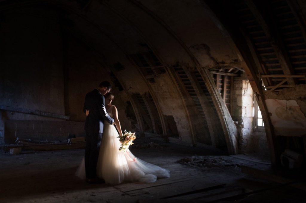 mariage romantique loire atlantique chateau du pordor leiu de recpetyion photo de couple