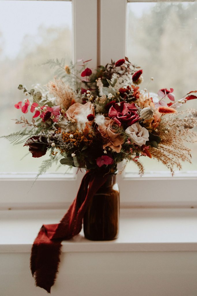 mariage hivernal bouquet de fleurs bordeaux