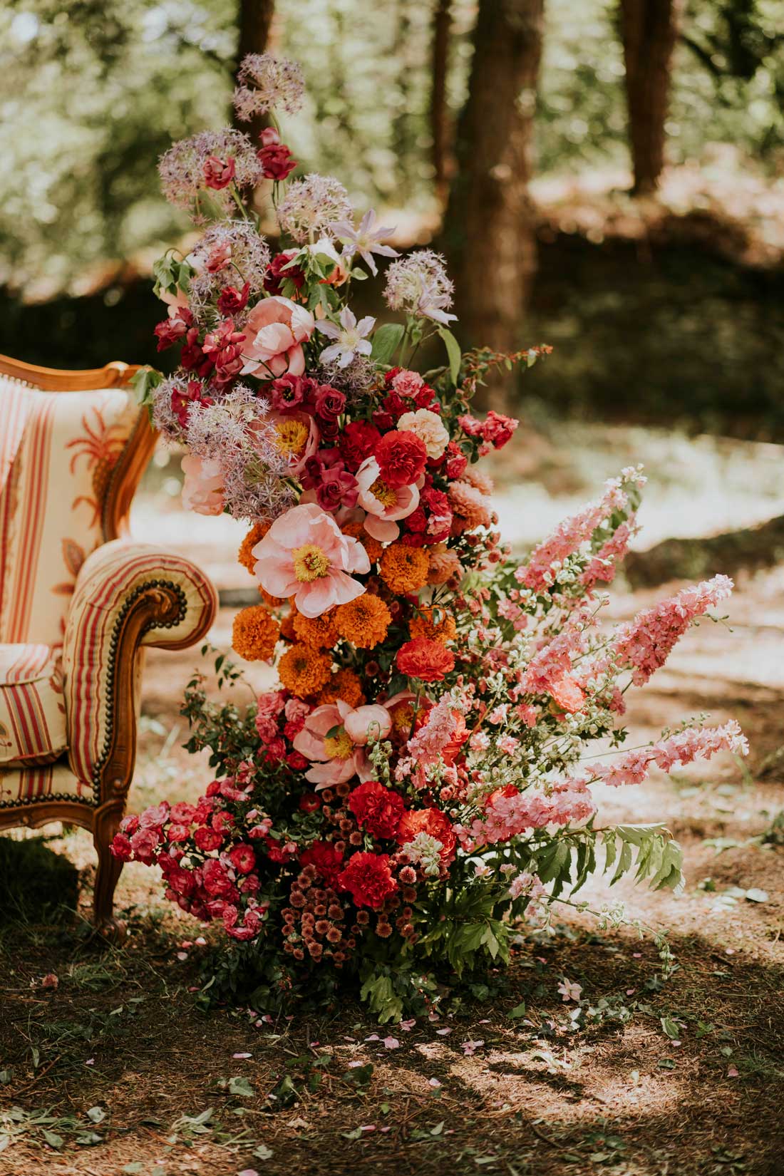 ceremonie laique composition florale coloree mariage