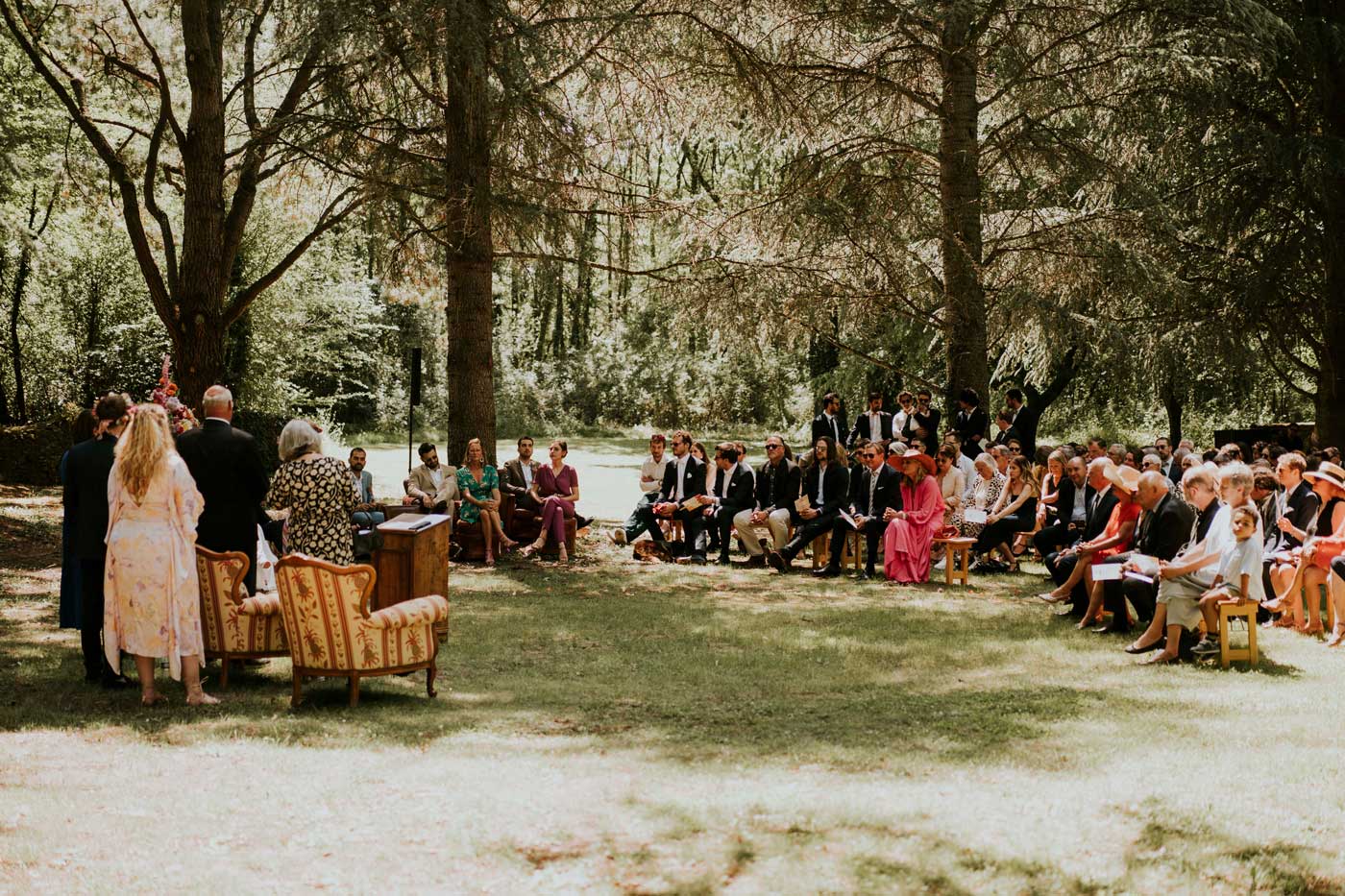 ceremonie laique en exterieur mariage colore estival