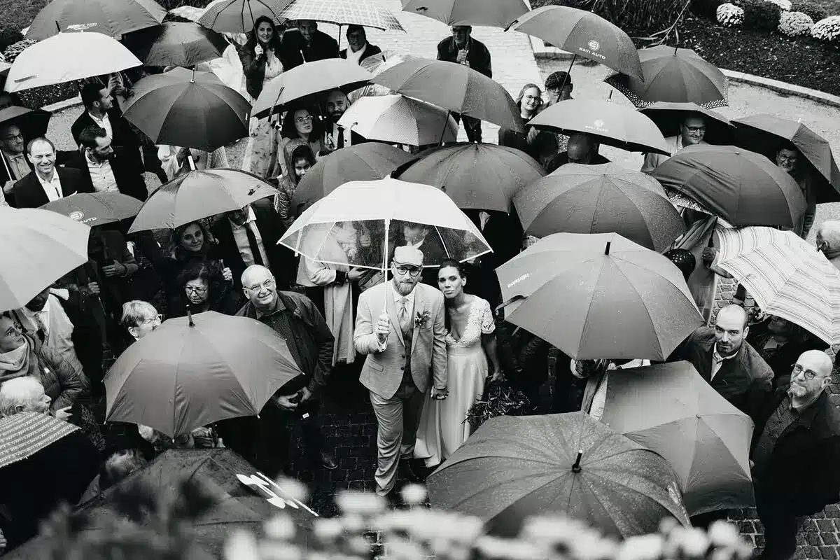 mariage civil automne photos de groupe parapluie normandie