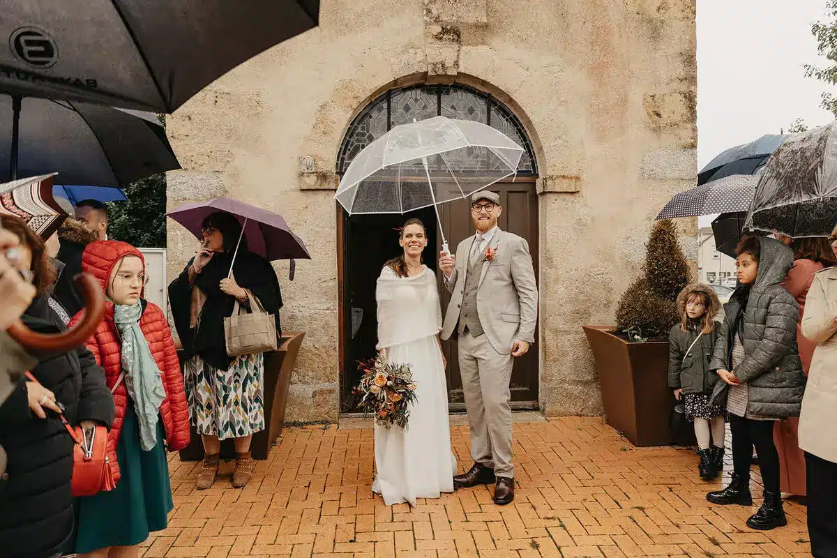 sortie des mariés parapluie mariage pluvieux normandie