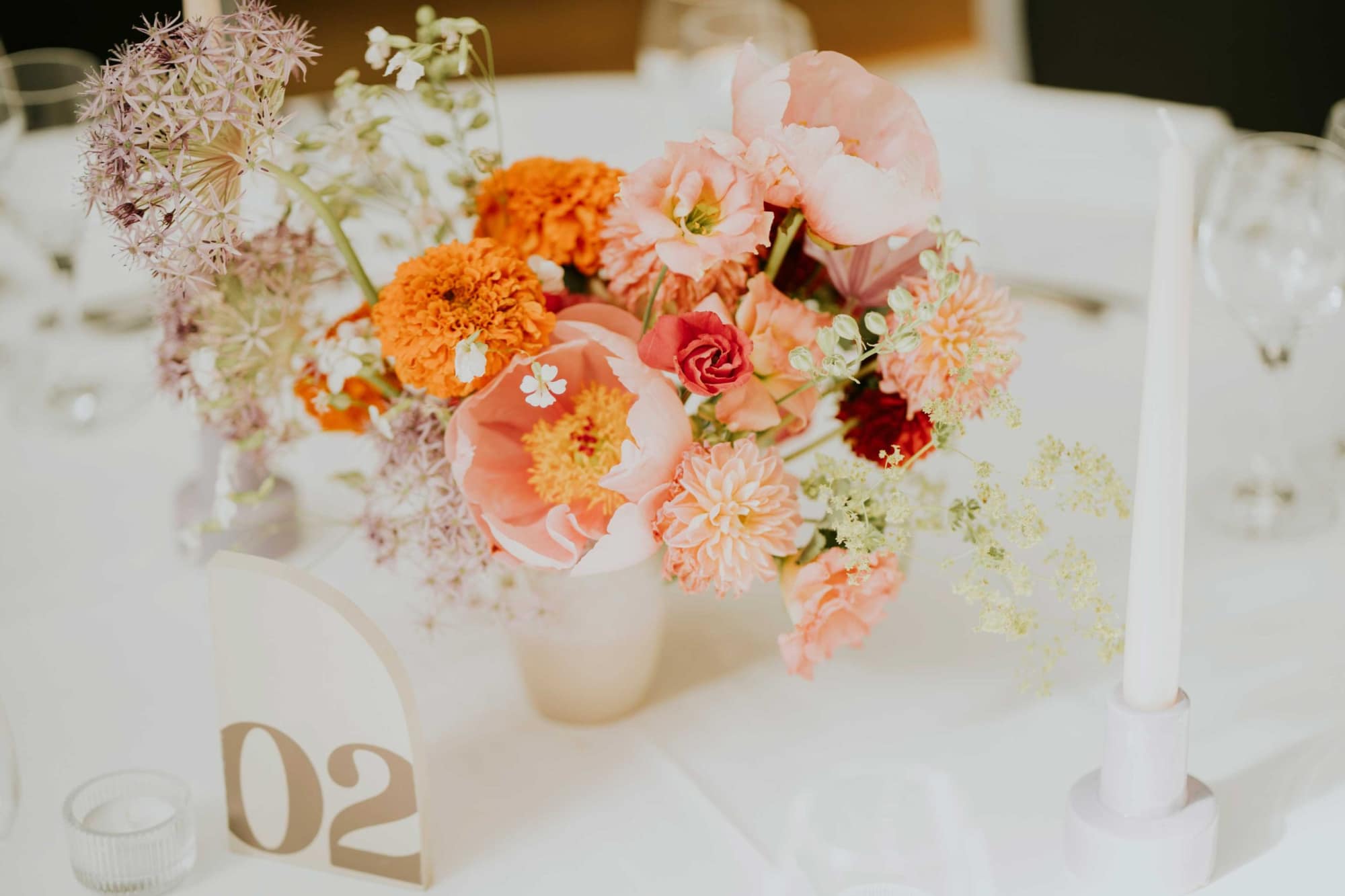 idee centre de table fleuri mariage colore