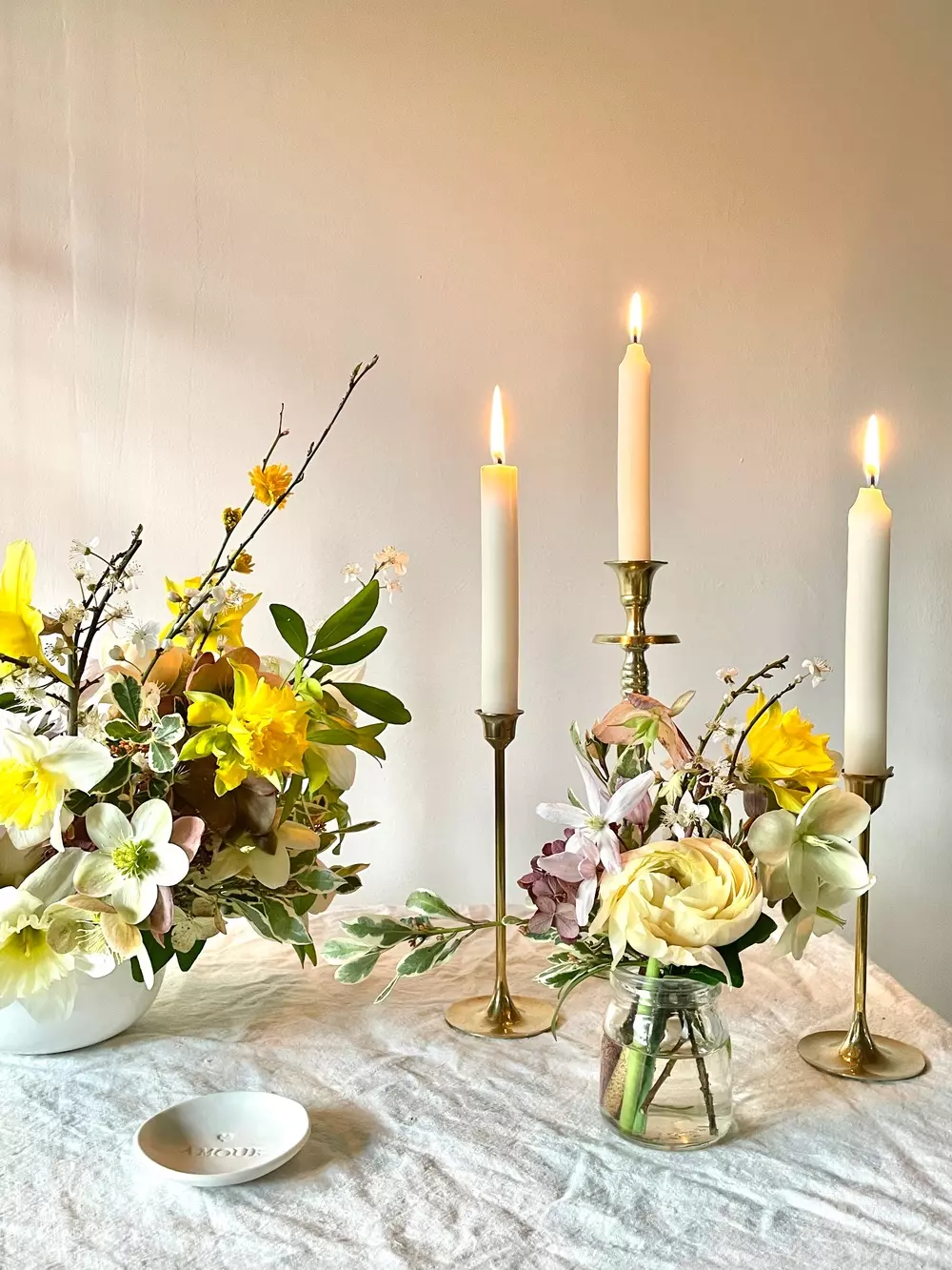 centre de table floral jaune bougeoirs table mariage sarthe