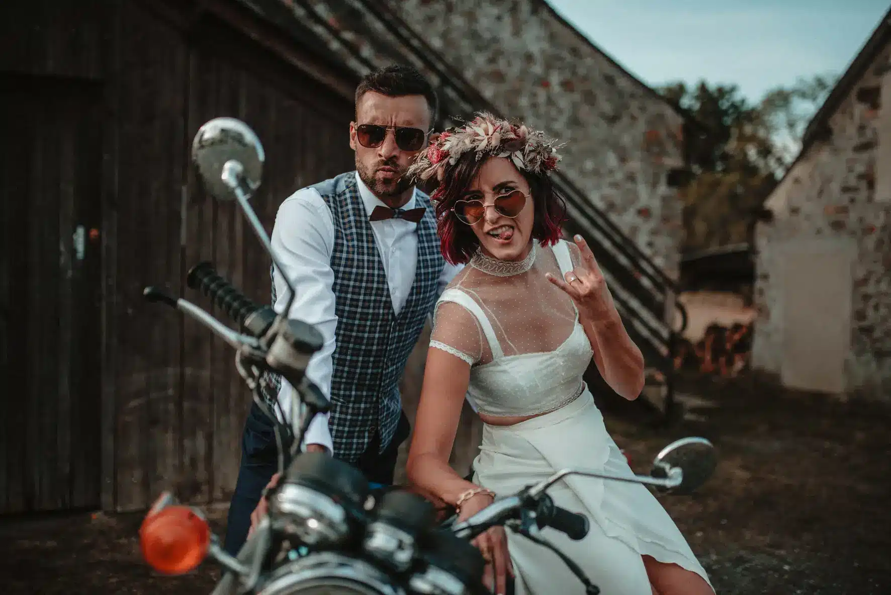 couple mariés fun moto photographe pays de la loire