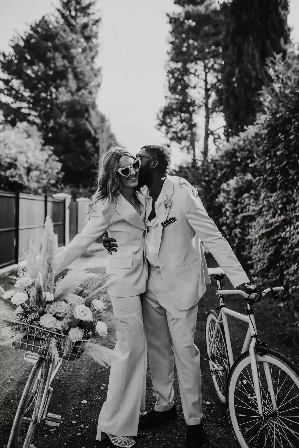 photo de couple en vélo photographe mariage atypique