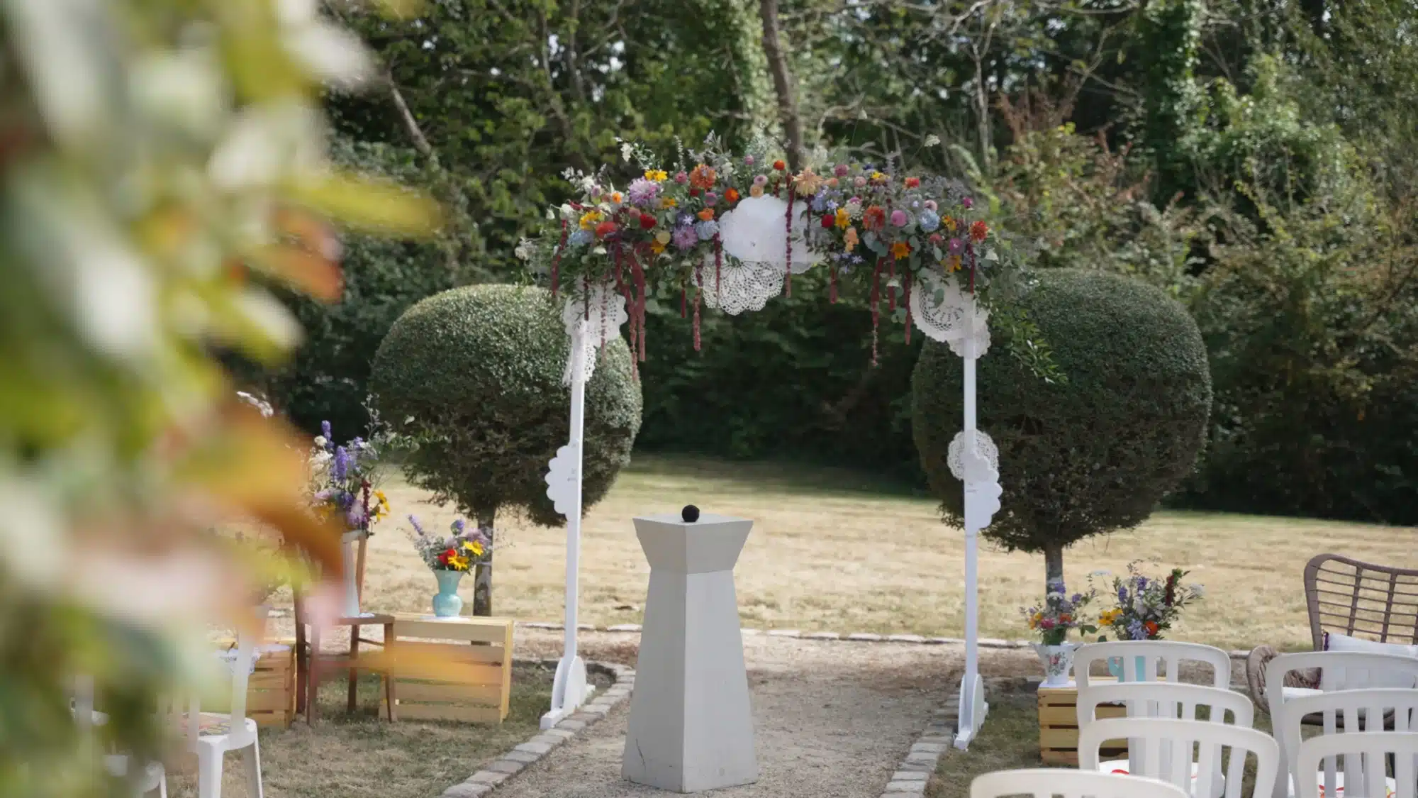arche florale colorée cérémonie laïque mariage sarthe