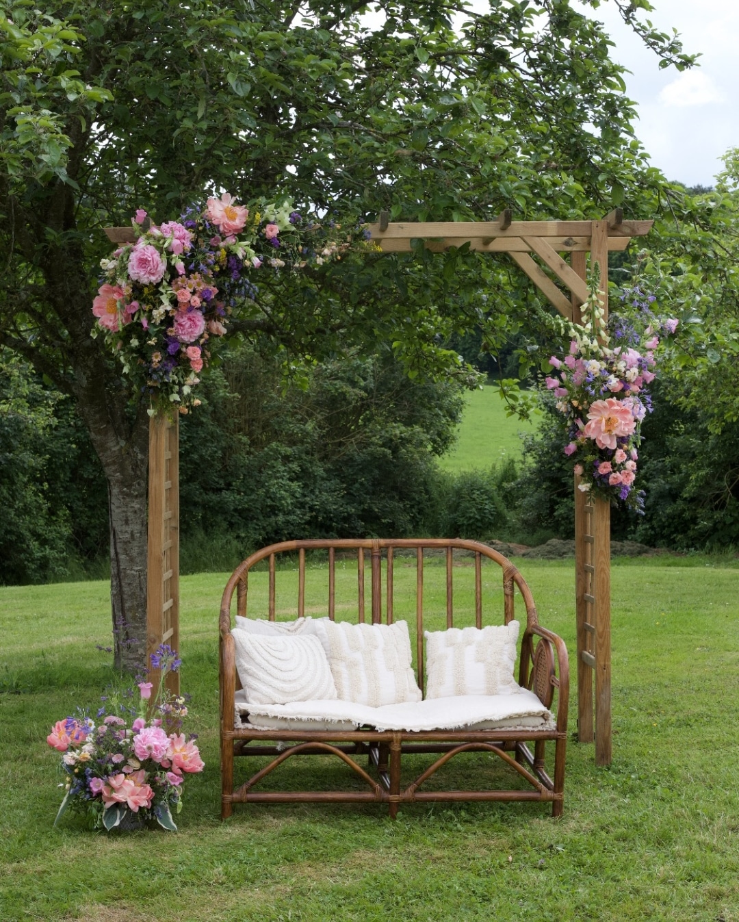 arche florale et banc rotin mariage champêtre bohème le mans