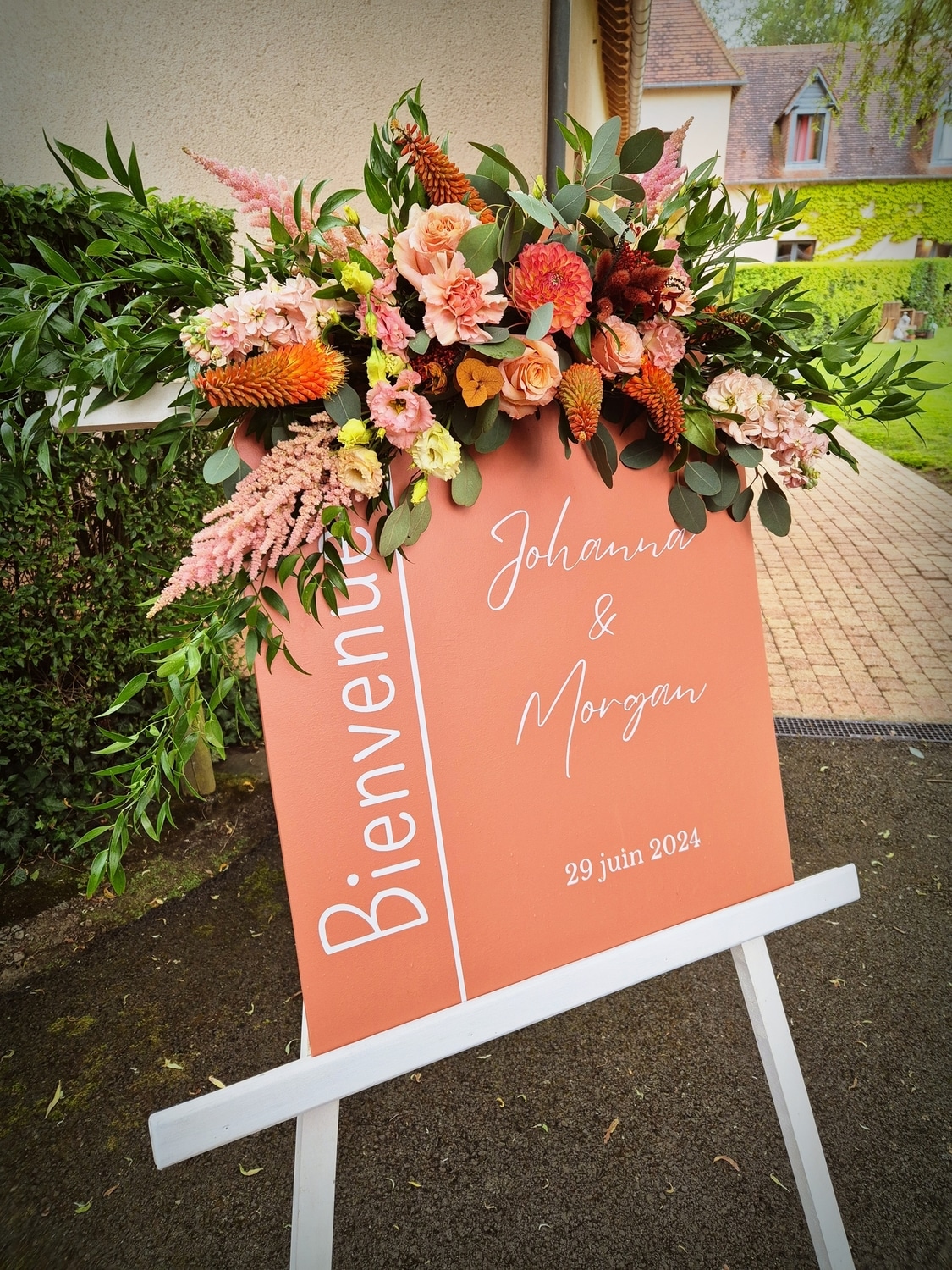 panneau de bienvenue corail et guirlande florale écoresponsable pays de la loire