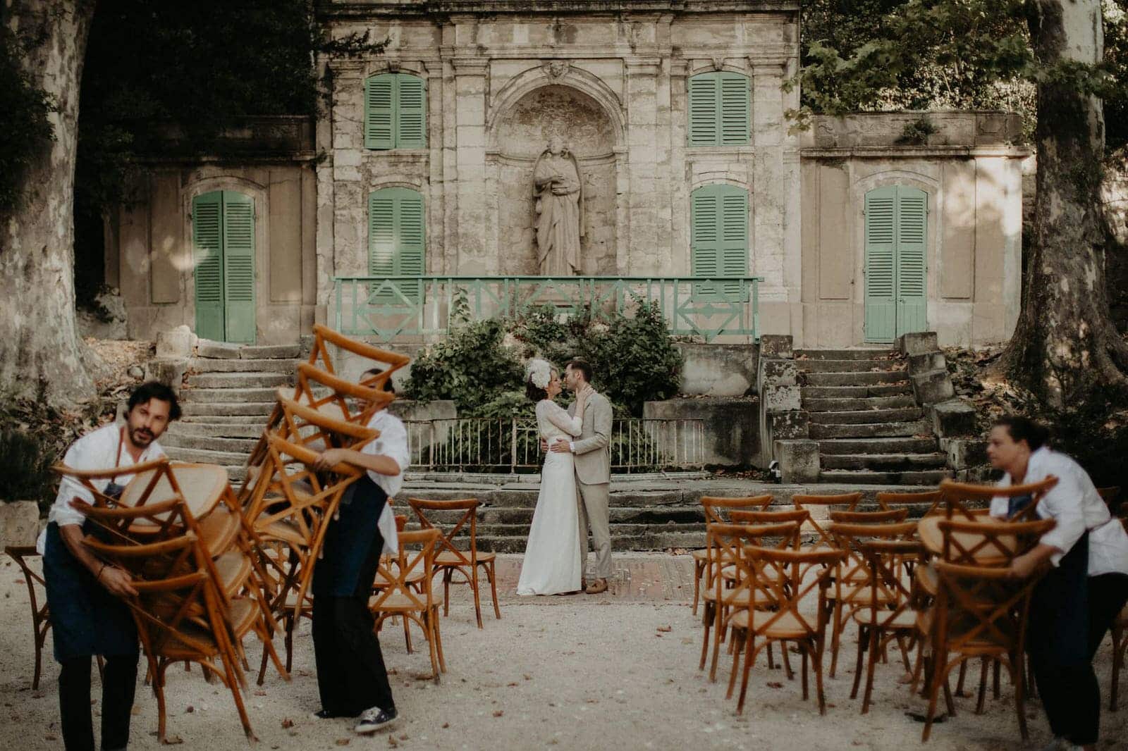 baise en sortie de ceremonie de mariage