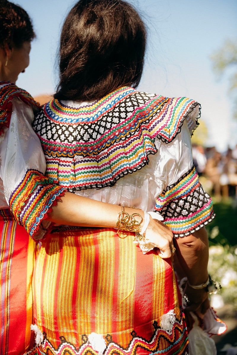 fleurs et costume traditionnel ceremonie mariage multiculturel