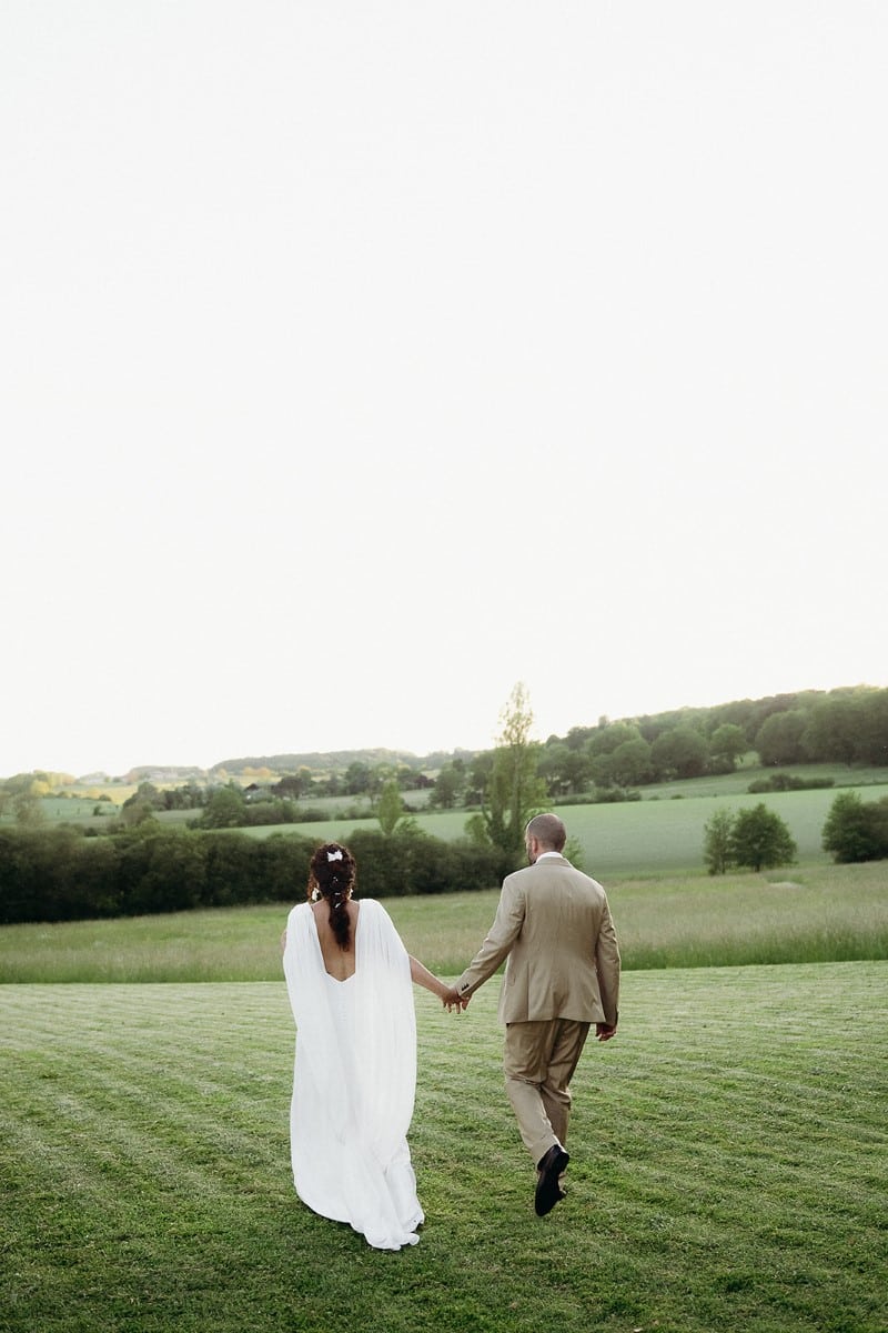 couple de maries marchant au coucher du soleil