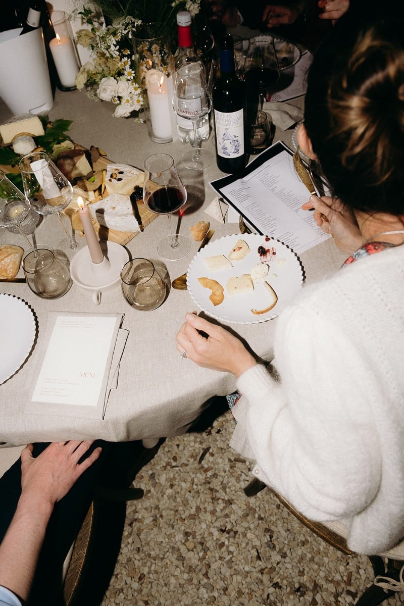 table de mariage en fin de repas au flash