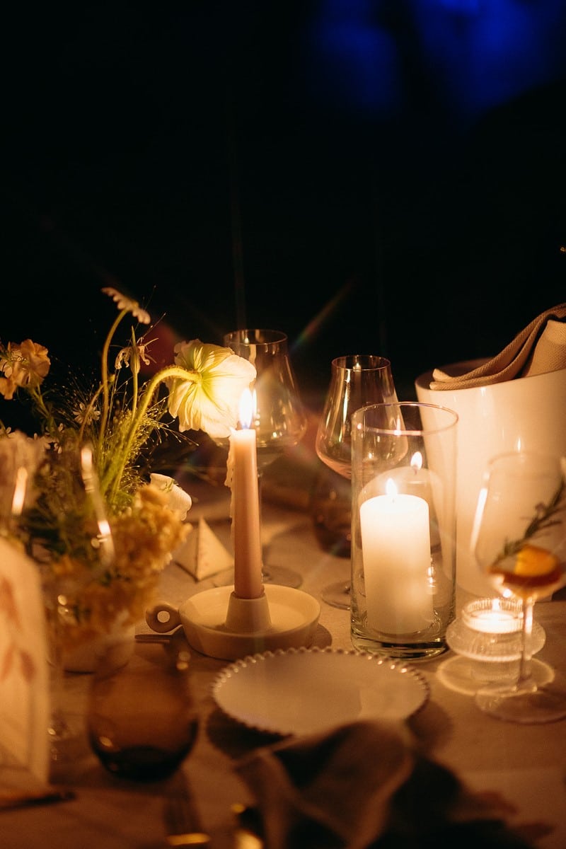 table de mariage avec bougies de nuit