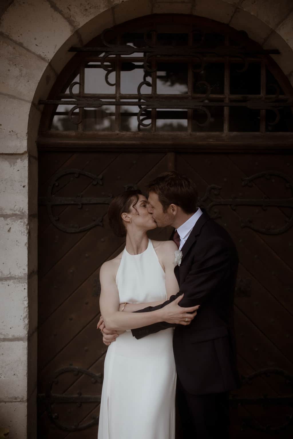 couple qui s'embrasse devant une porte