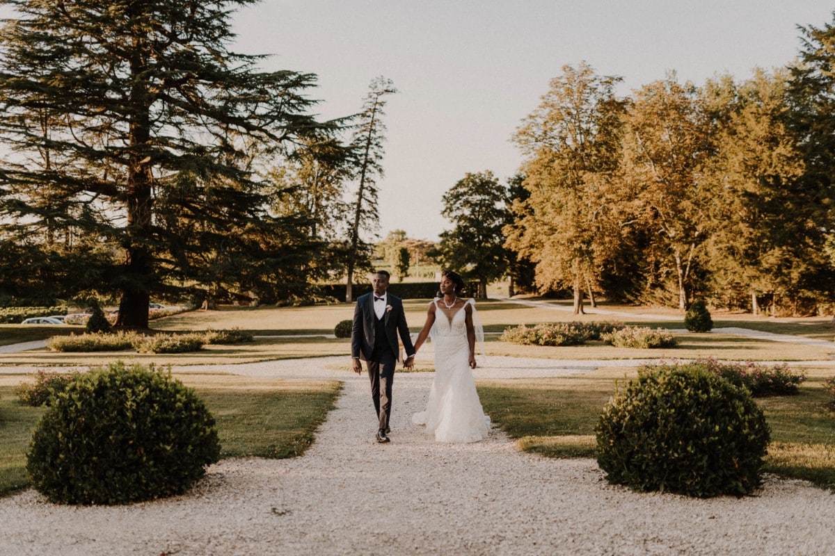 couple dans la cour du chateau de Garde