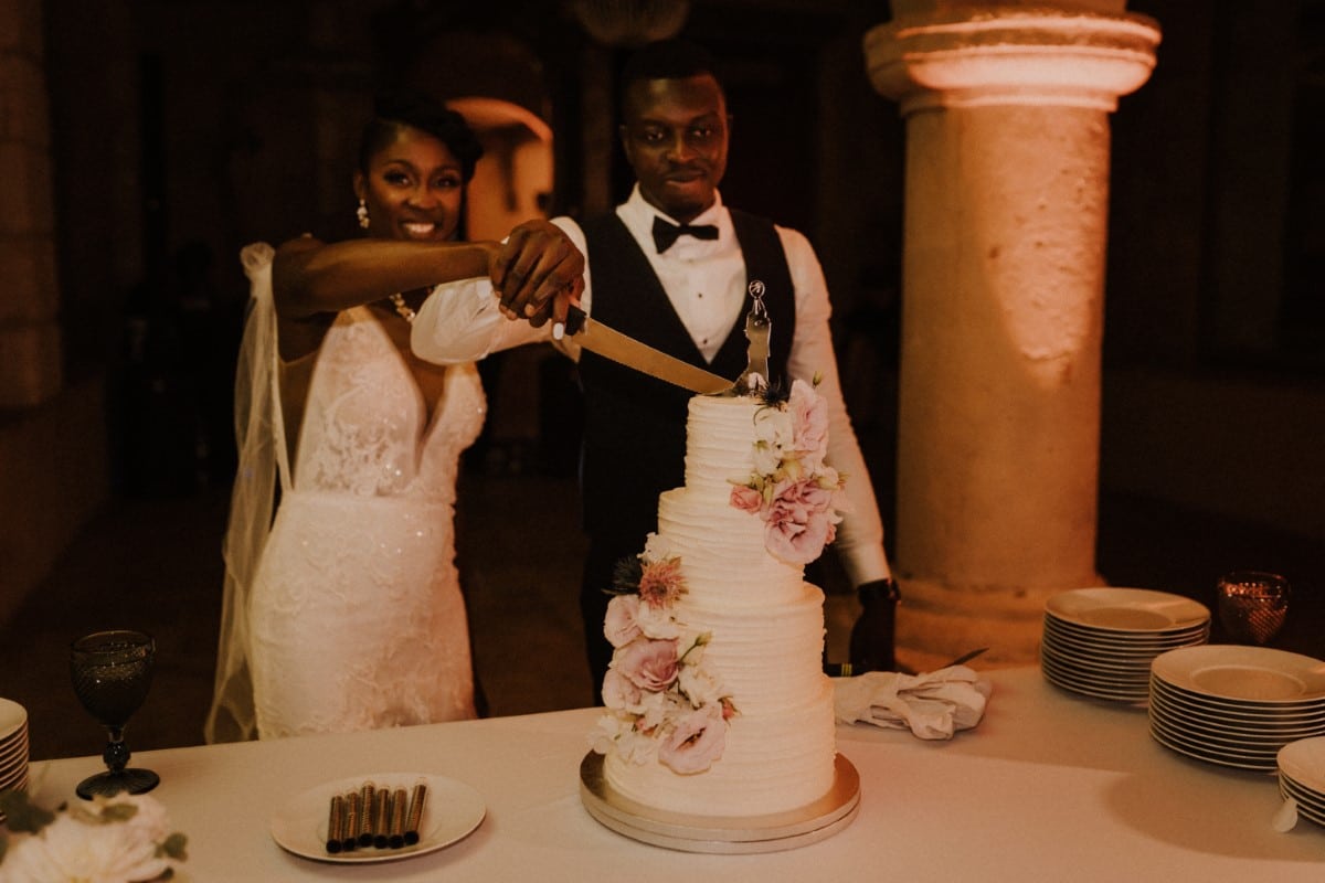 les mariées découpent le wedding cake