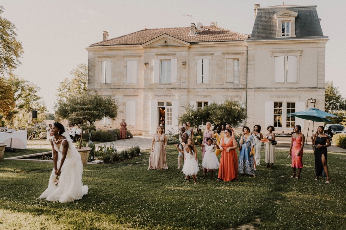 lancer du bouquet par la mariée