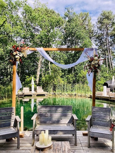 arche de ceremonie au bord de la piscine