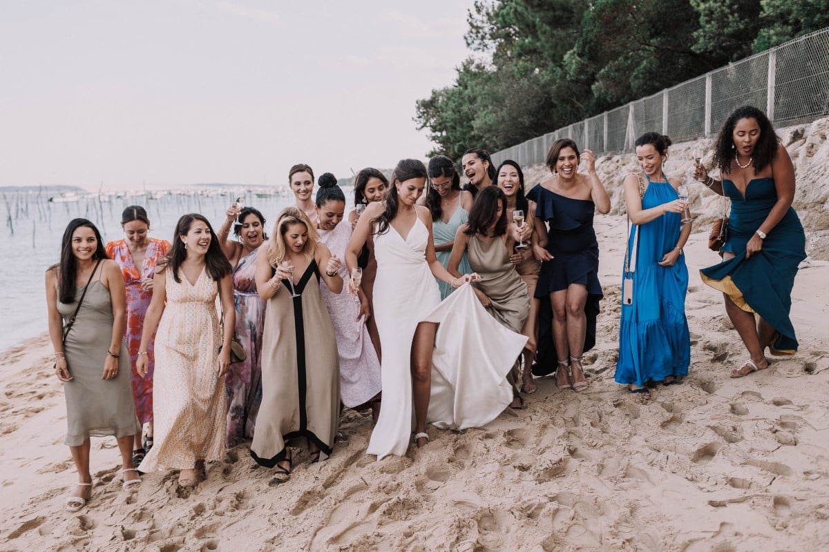 la mariée et ses amies sur la plage