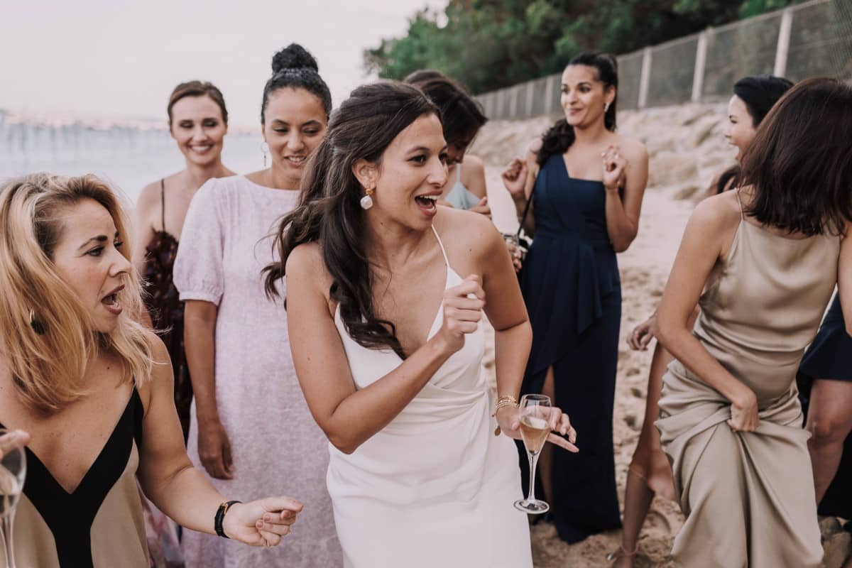 la mariée et ses amies sur la plage