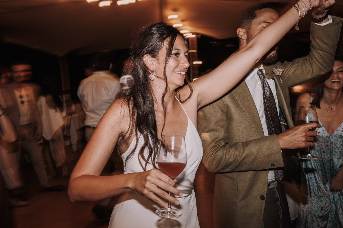 mariée qui danse soirée de mariage