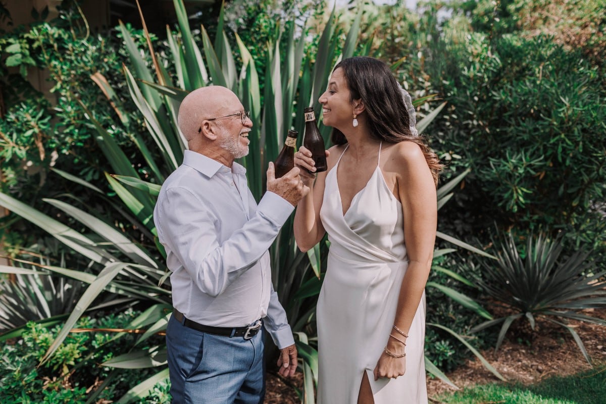 la mariée et sont papa boivent une bière