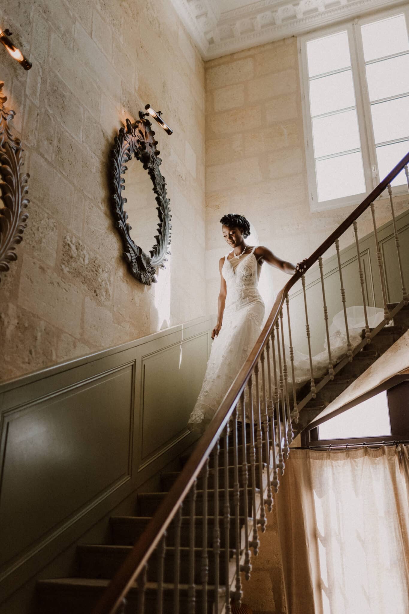 la mariee descend l'escalier du chateau