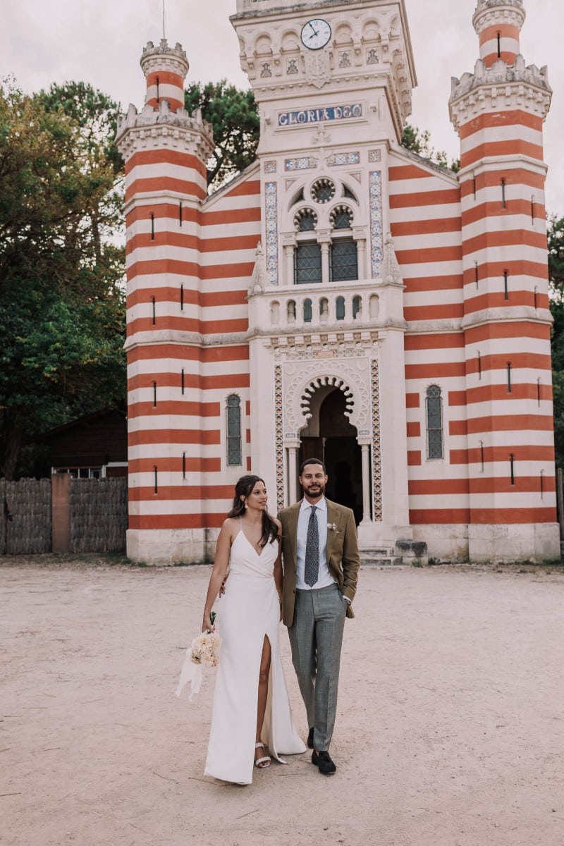 couple de mariés devant la chapelle de la villa algérienne cap ferret