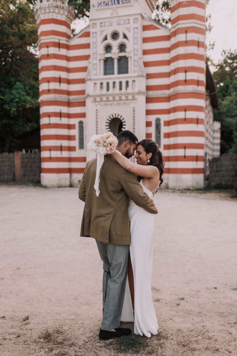 couple de mariés devant la chapelle de la villa algérienne cap ferret