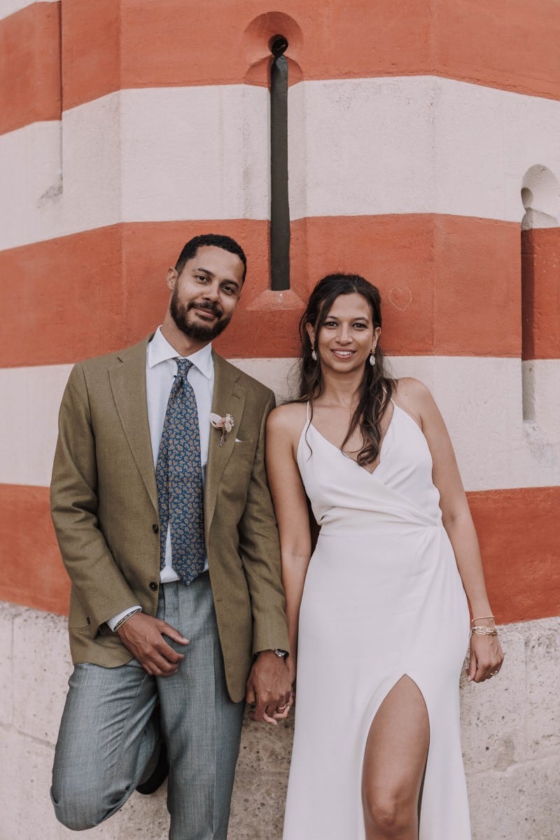 couple de mariés devant la chapelle de la villa algérienne cap ferret