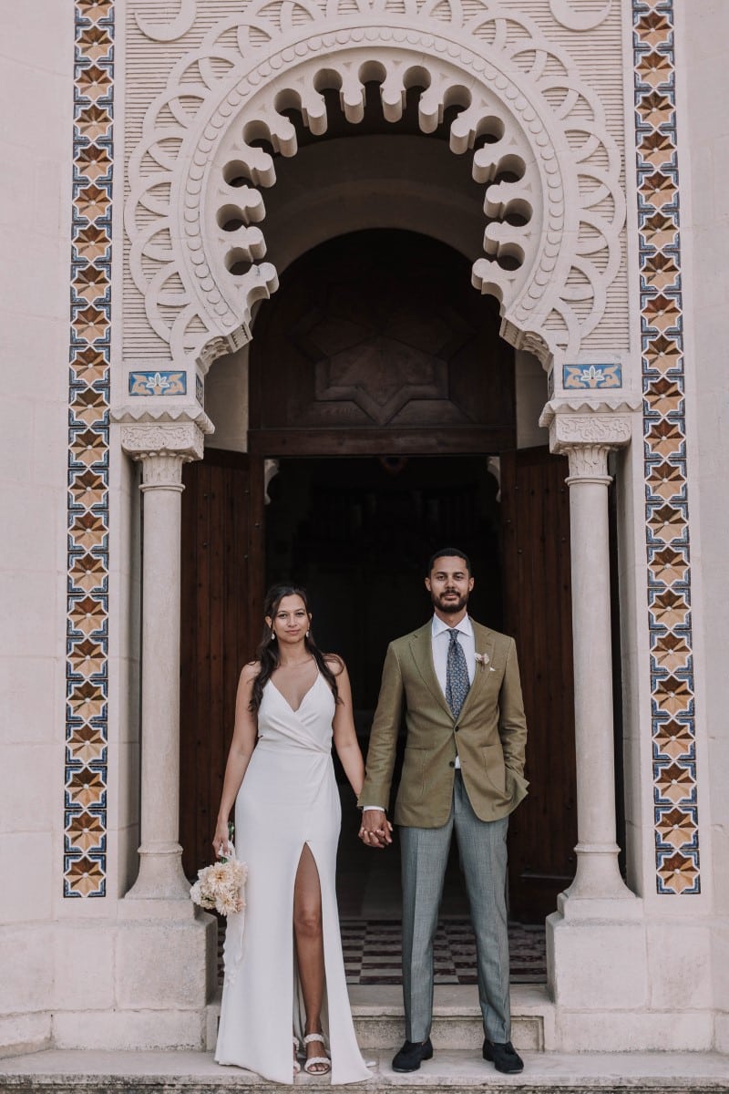 couple de mariés devant la chapelle de la villa algérienne cap ferret