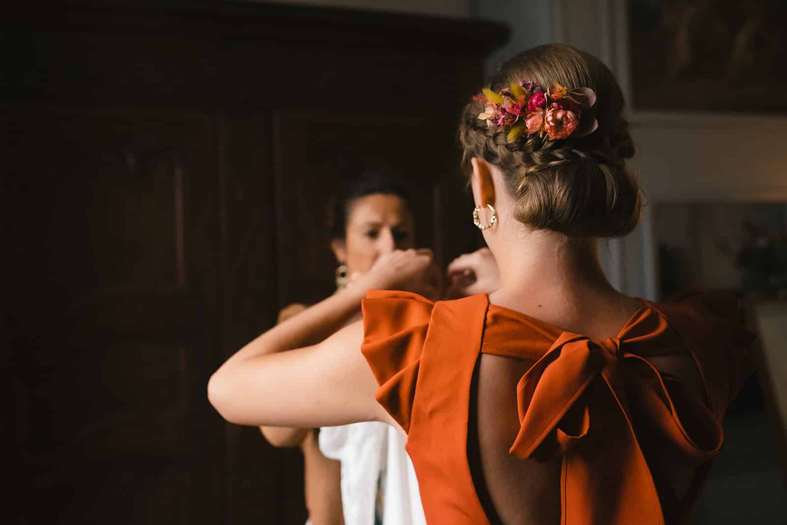 robe courte orange mariage chignon angers