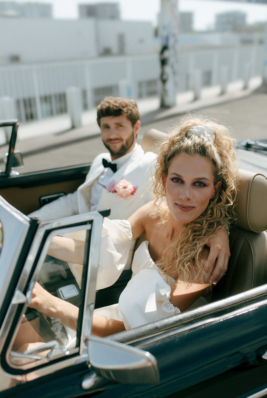 couple costume robe blanc voiture angers