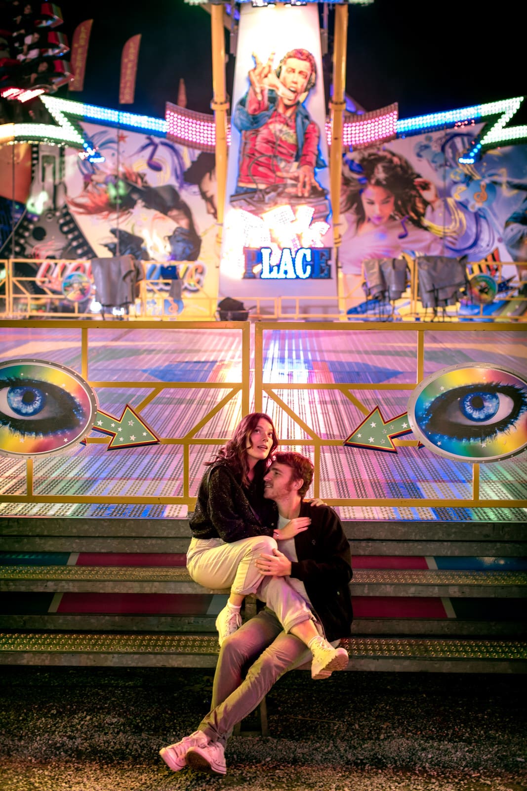 couple devant un manège fête forraine de Bordeaux